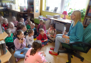 Dzieci oglądają książkę prezentowaną przez Panią Małgorzatę Hofmann.